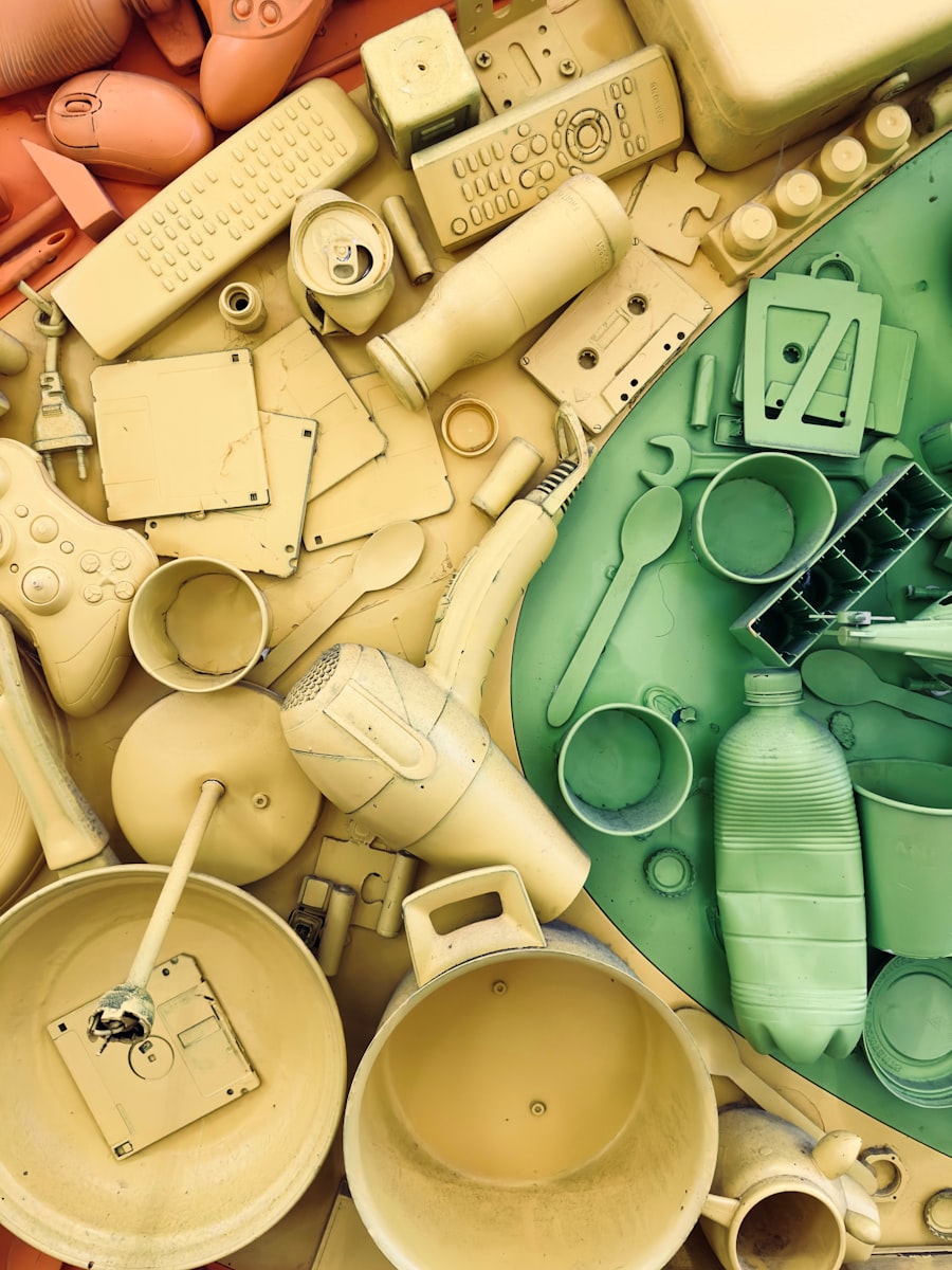 Renk paleti ile düzenlenmiş plastik ev eşyaları